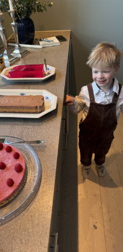 Portrait image spanning 2 rows (16)