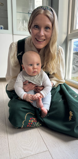 Portrait image spanning 2 rows (22)